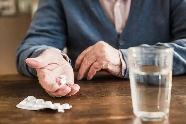 肝胆科医生提醒：高温来袭，长期服药的肝病患者，多留心3个隐患