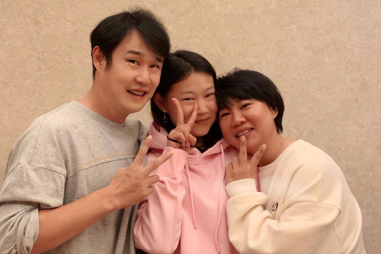 原创            机场偶遇小沈阳女儿，沈佳润素颜曝光，脸宽眼小小肚腩抢镜