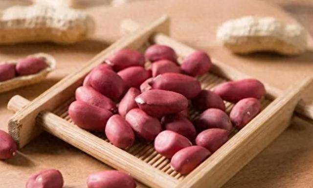 花生再次被关注！医生发现：老年人若常吃花生，身体或有3个变化