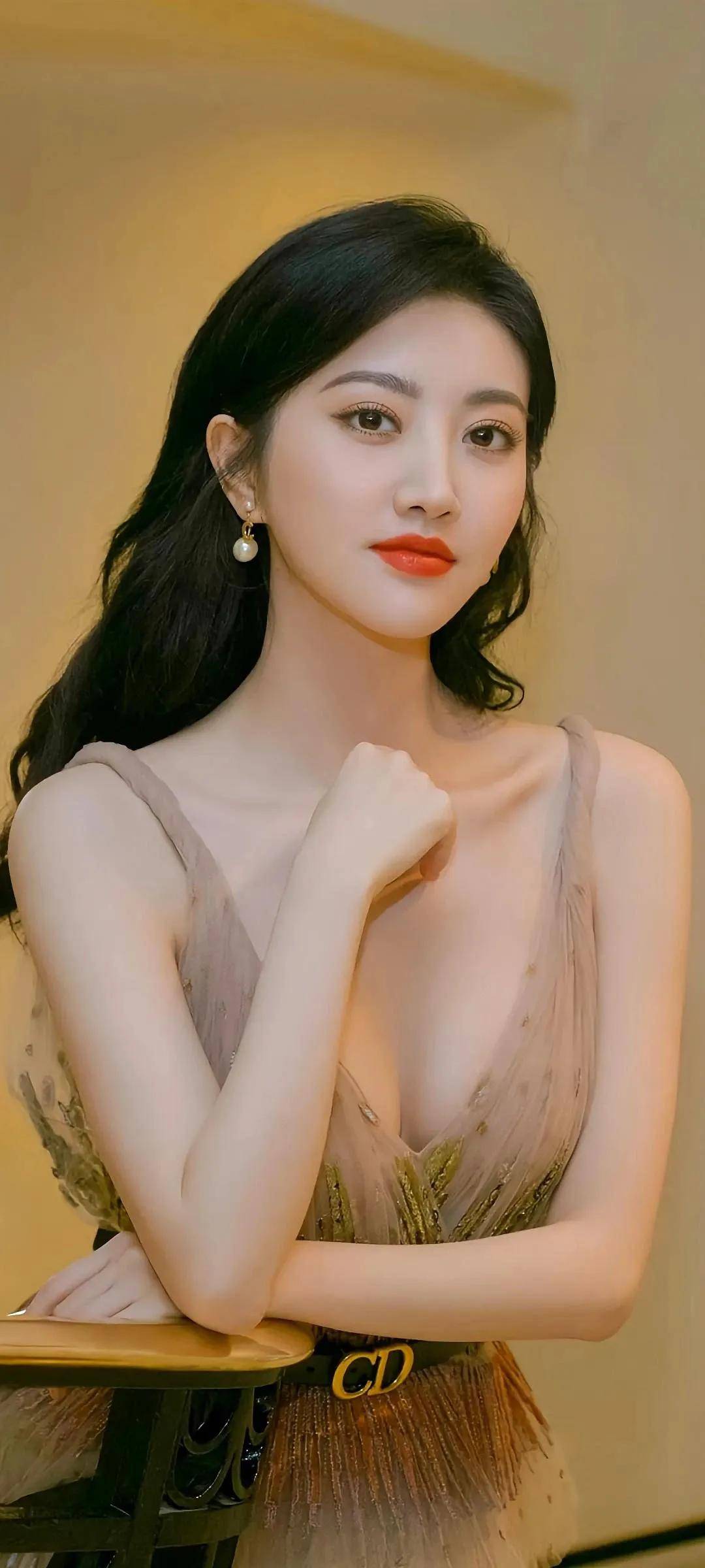 景甜久违晒出最新夏季写真，褪去青涩的她越来越妩媚