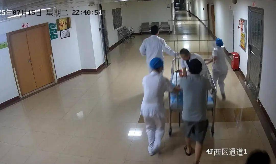 男童肛门大出血、濒临休克,竟是因为家长一个小动作!医生急救“跪”了一路