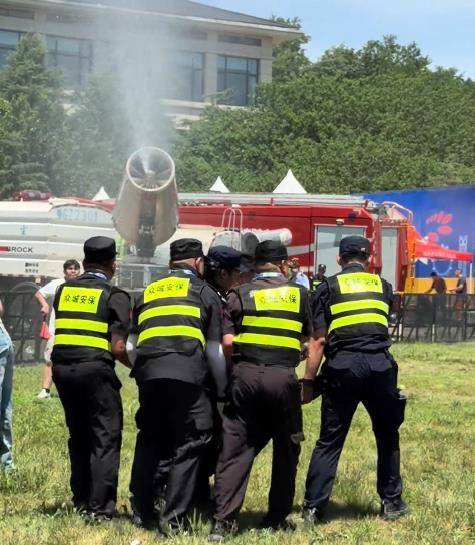 高达40℃！山东潍坊一音乐节有观众中暑晕倒送医，消防员现场给乐迷喷水降温，文旅局回应