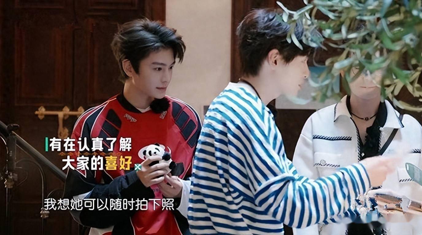 中餐厅9翟潇闻为避免再吃亏把虞书欣这招学透了，去年没白当跟班