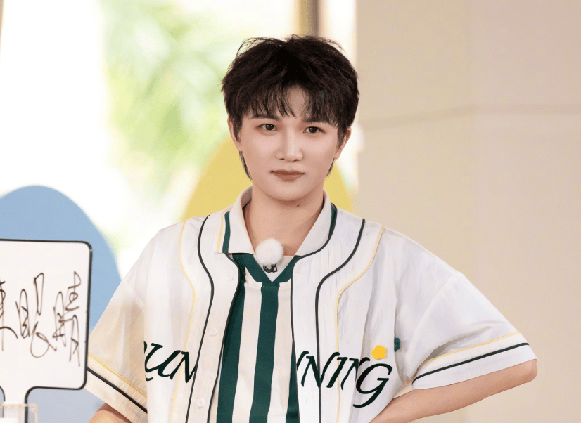 原创            《奔跑吧》评论区沦陷！撕名牌又惹争议，周深被拖拽11秒耳朵发紫