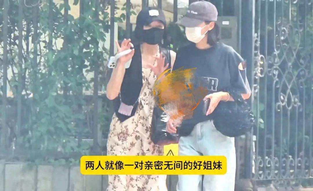 原创            秦岚辛芷蕾偶遇，戴口罩生图曝光，秦岚胳膊肌肉感十足