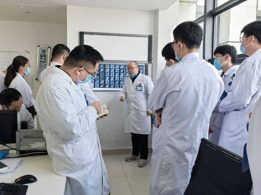 何以三博：向上攀登 向下扎根