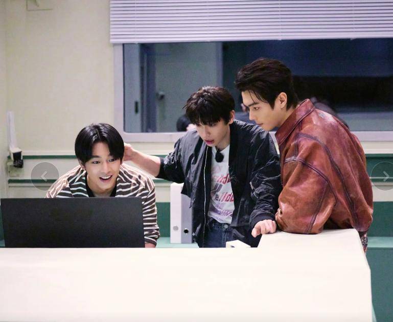 原创            密逃聚会，杨幂脸肿似发面馒头，许凯油腻，周笔畅蓝发抢镜