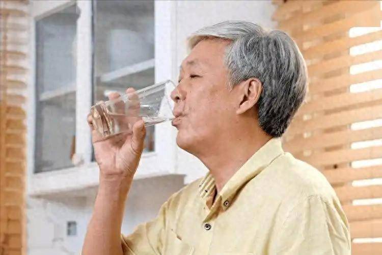 医生发现：大量喝水的糖尿病患者，用不了多久，身体或有3大变化