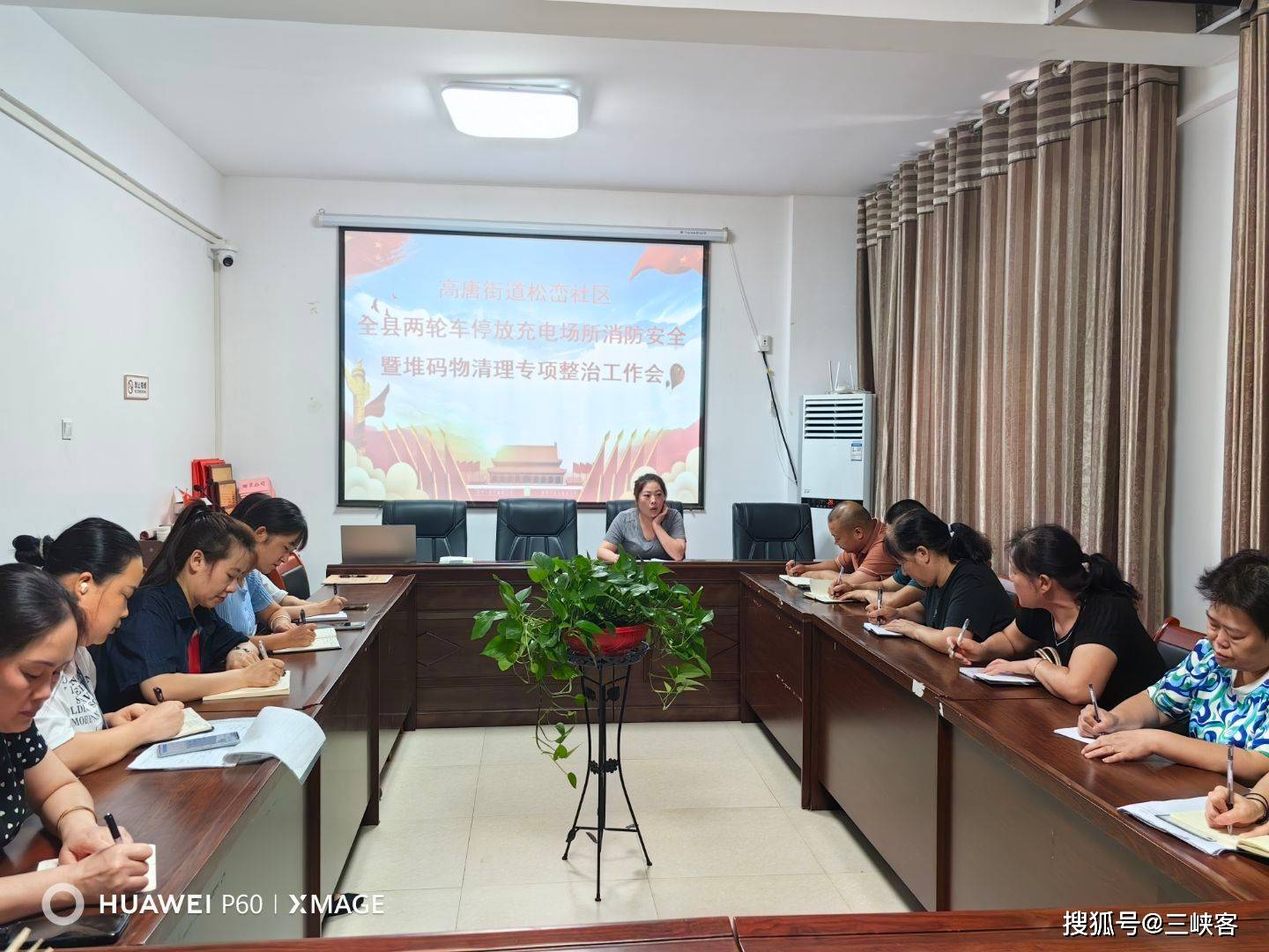 高唐街道松峦社区清理楼栋堆码物在行动