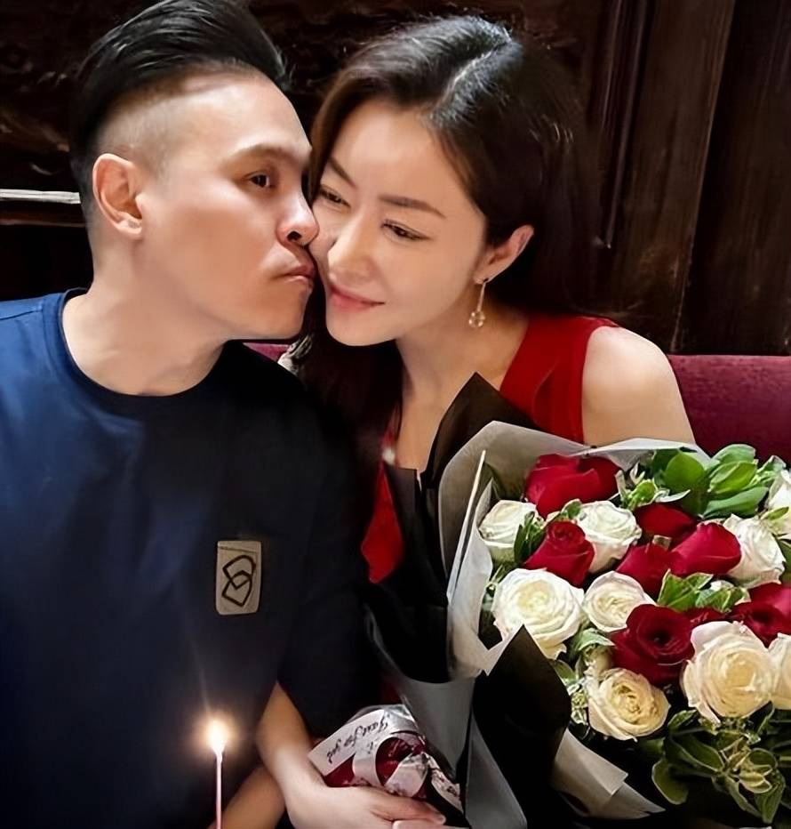 原创            熊黛林老公做冰饮，只喝温水的她破例捧场，大女儿和爸爸对嘴亲吻