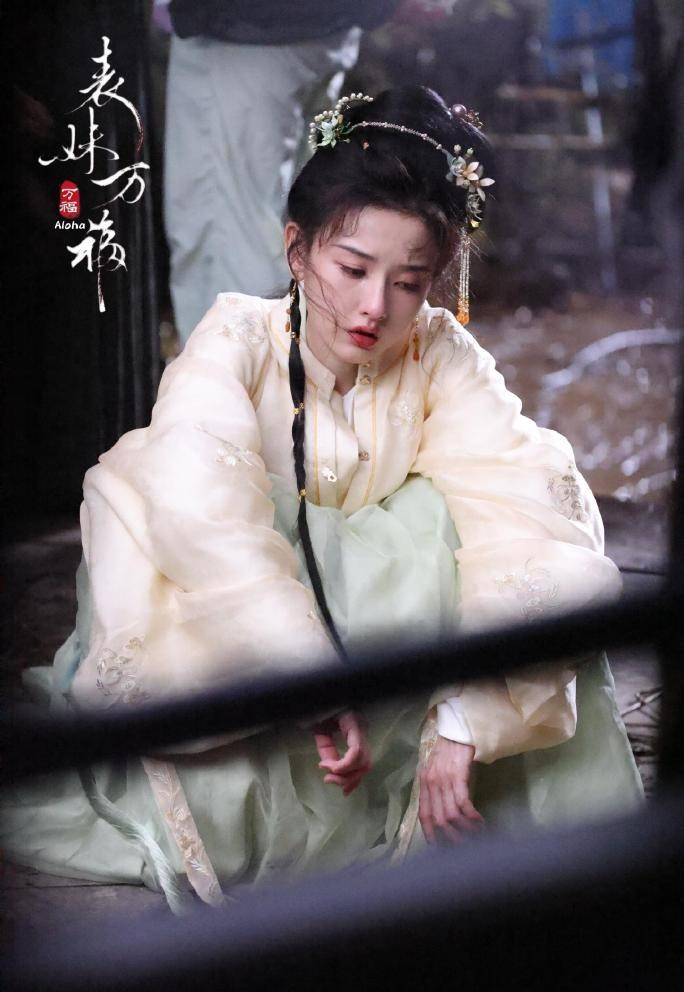 宋祖儿毛领披风古装造型 演技灵动破碎感十足