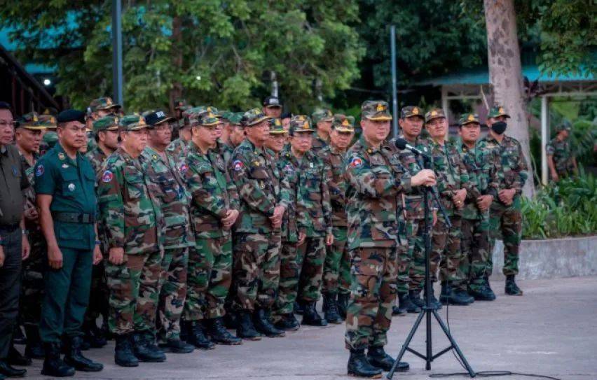 泰柬两国突发交火！泰方刚找过中国，柬埔寨1700万人，被迫为洪森的嚣张买单！