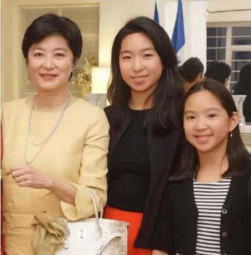 原创            继李湘王菲黄奕后，赵薇美貌基因也被稀释，女儿长大后撞脸王心凌