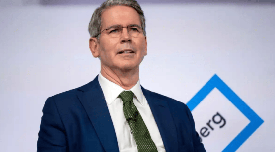 特朗普拿不到访华邀请？中美谈判再出意外，贝森特放出威胁，不准中国买俄伊石油