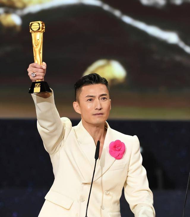 TVB视帝晒全家福破婚变传闻，携妻儿吉隆坡庆生，5岁儿子萌翻