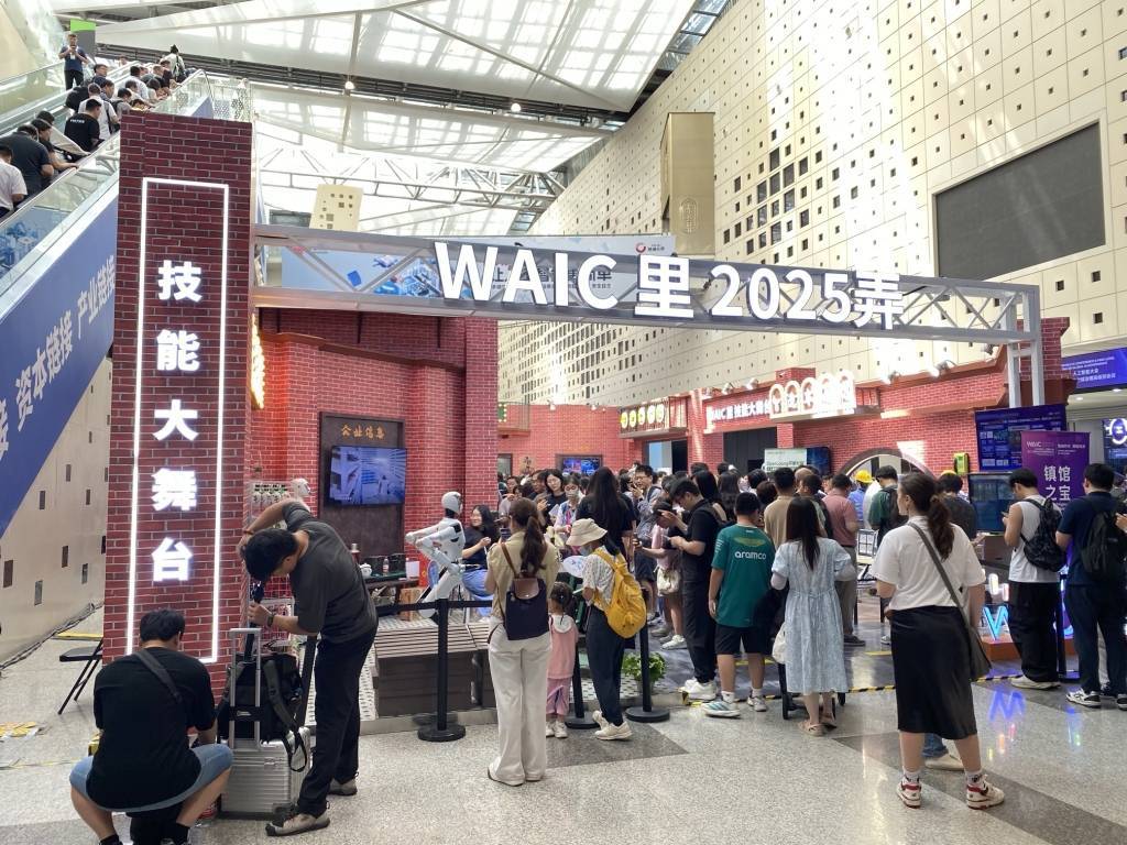 机器人技能哪家强？它们在这里敲鼓、做饭、写书法…...