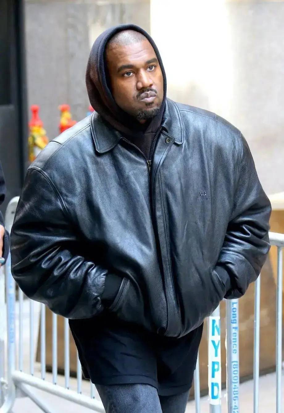 侃爷上海演唱会风波：一场雨中的艺术坚持与观众愤怒