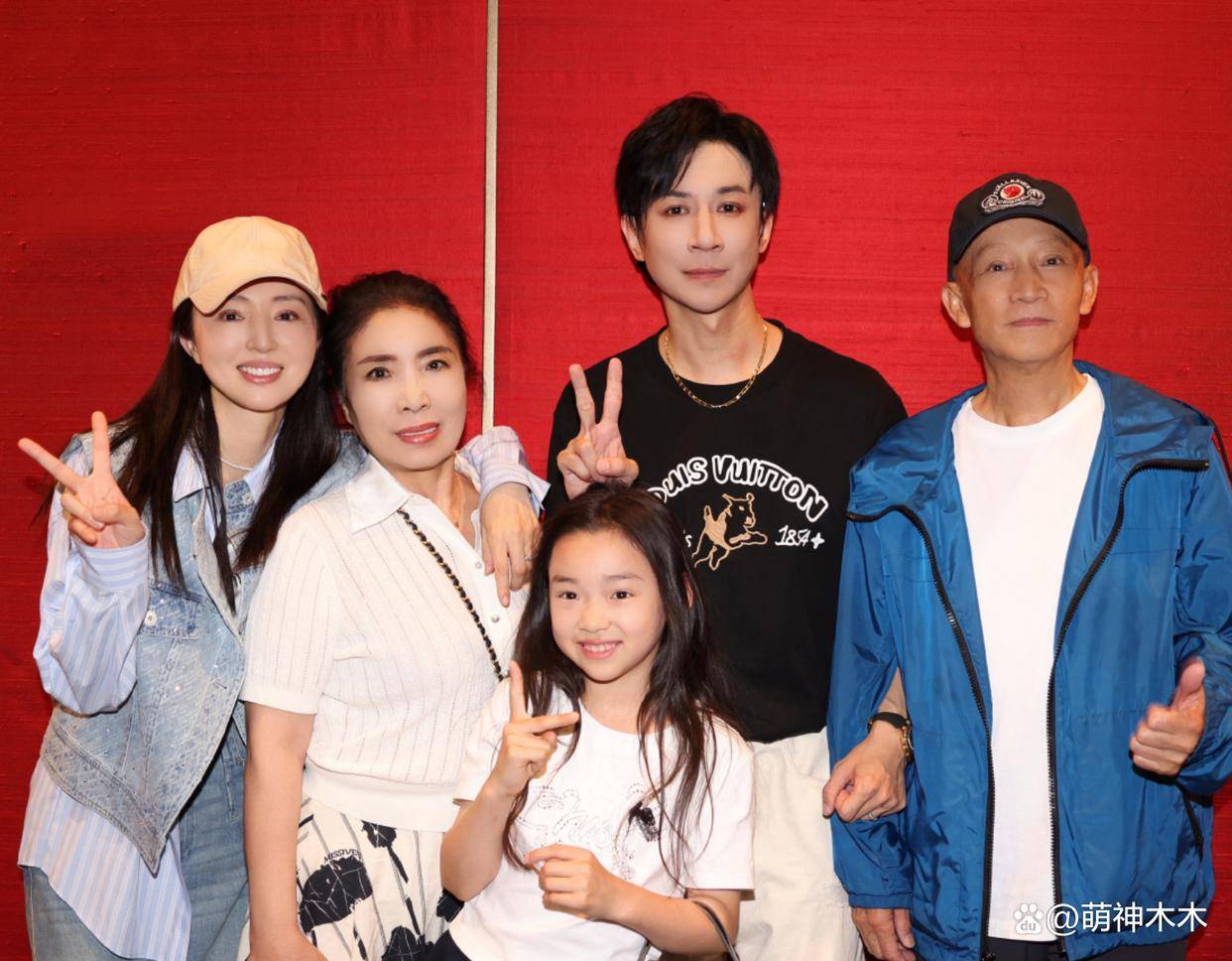 原创            董璇再婚现场照曝光！关悦佟丽娅出席场面朴实，男方黑历史被扒