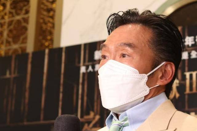 走出阴霾！60岁知名港星型爆现身商演，曾疑被戴绿帽落下男儿泪