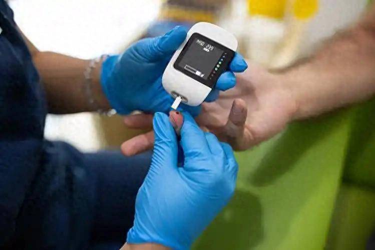 男子空腹血糖9.8，没啥不适，吃药半年肾衰竭，医生叹息：太无知