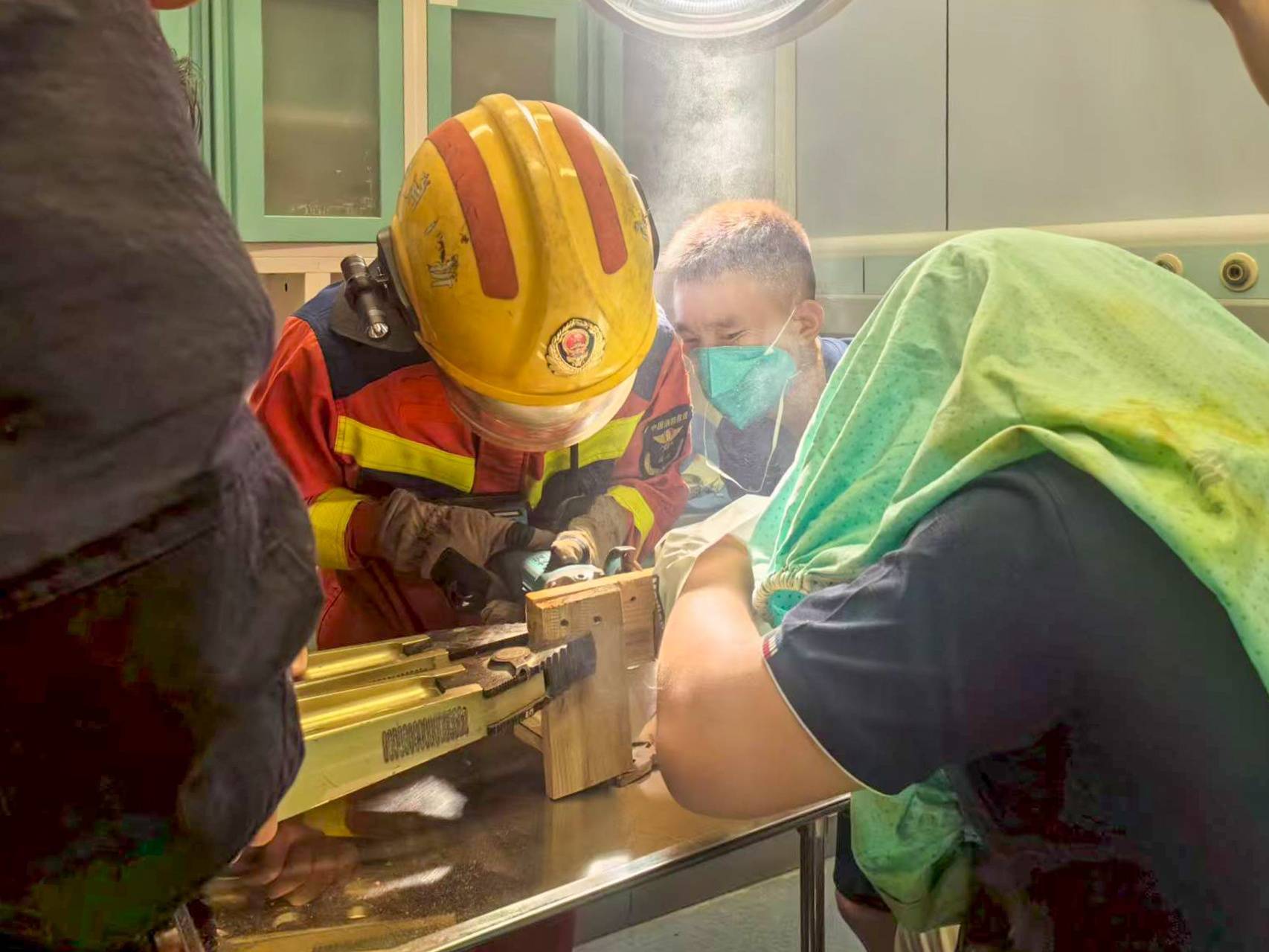 木工手指被钉情况危急 “医防联动”化险为夷