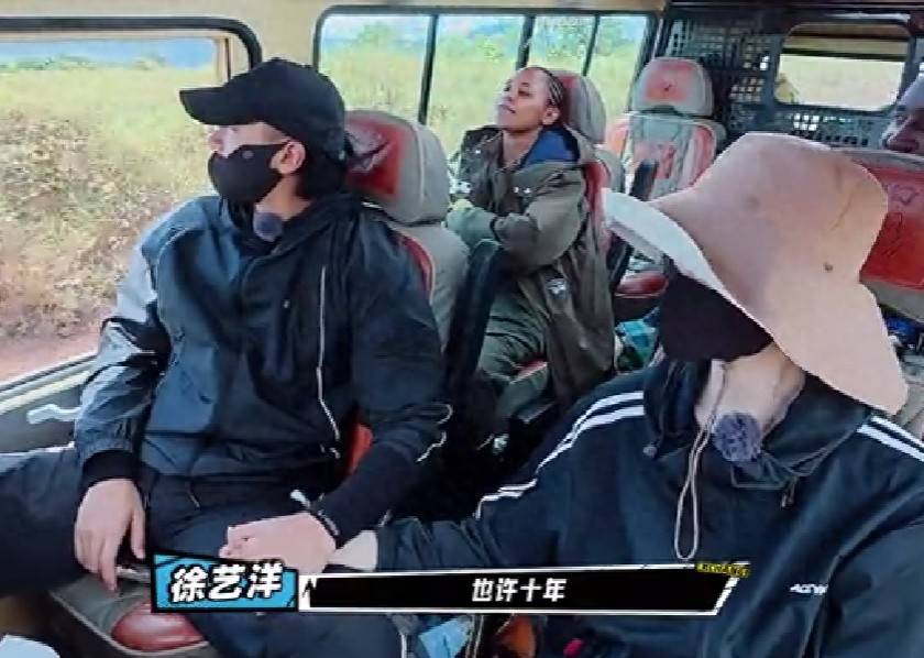 原创            黄子韬素颜秀甜蜜，发型炸窝胡渣尽显，与徐艺洋半夜争床甜到齁