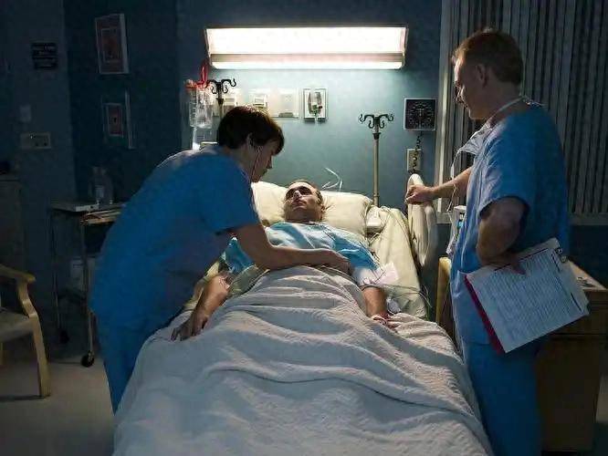 脑梗离世的人越来越多？医生提醒：天热宁可吹空调，也别喝几种水