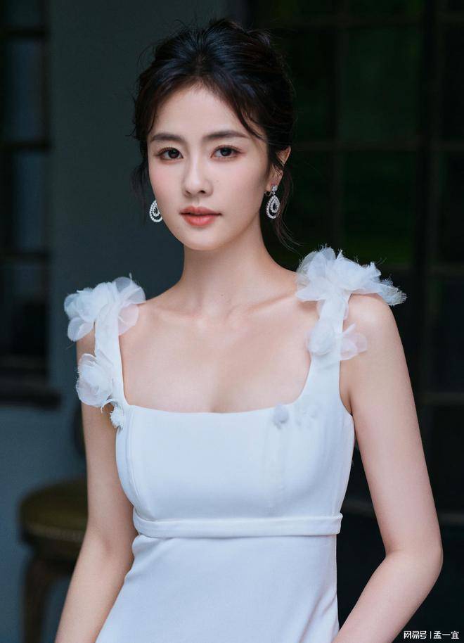 原创            白鹿的“百搭体质”，与《奔跑吧》高光时刻，频频被女星称宝贝