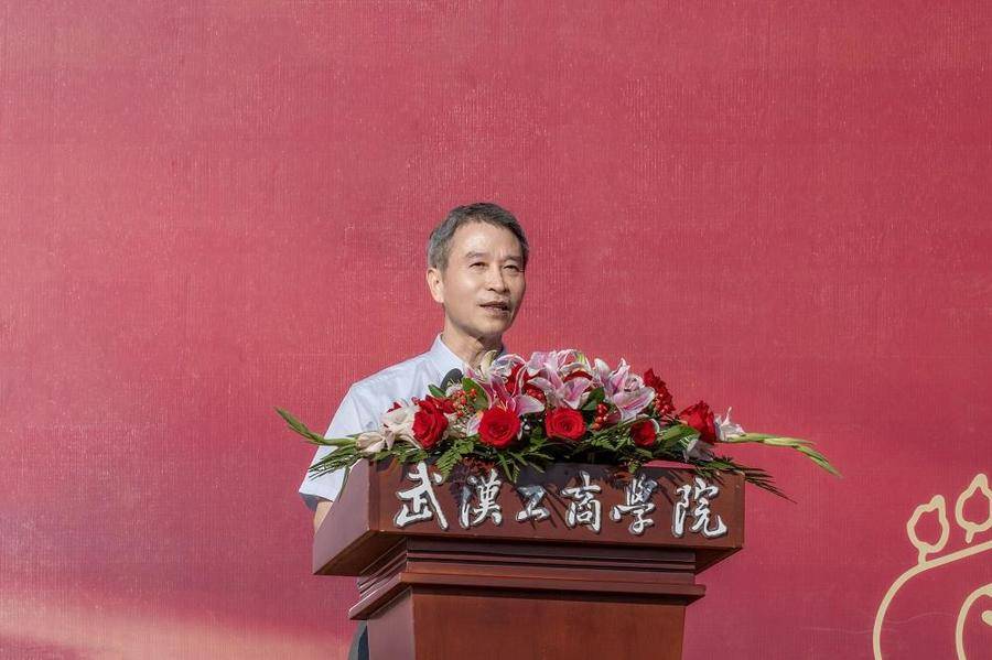 大学校长公开手机号，四年回复学生三万多条短信