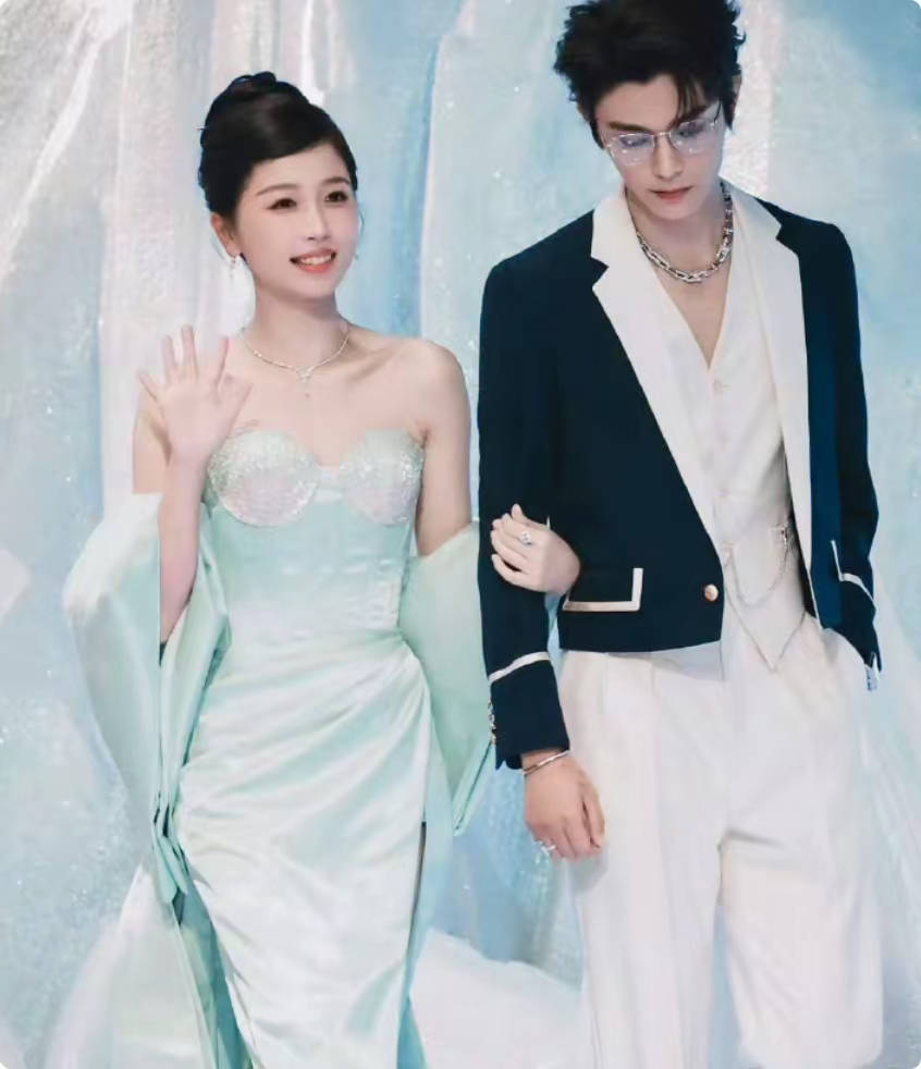 原创            丁禹兮哄林大厨的甜蜜瞬间，令人联想到虞书欣同样温柔，CP感十足