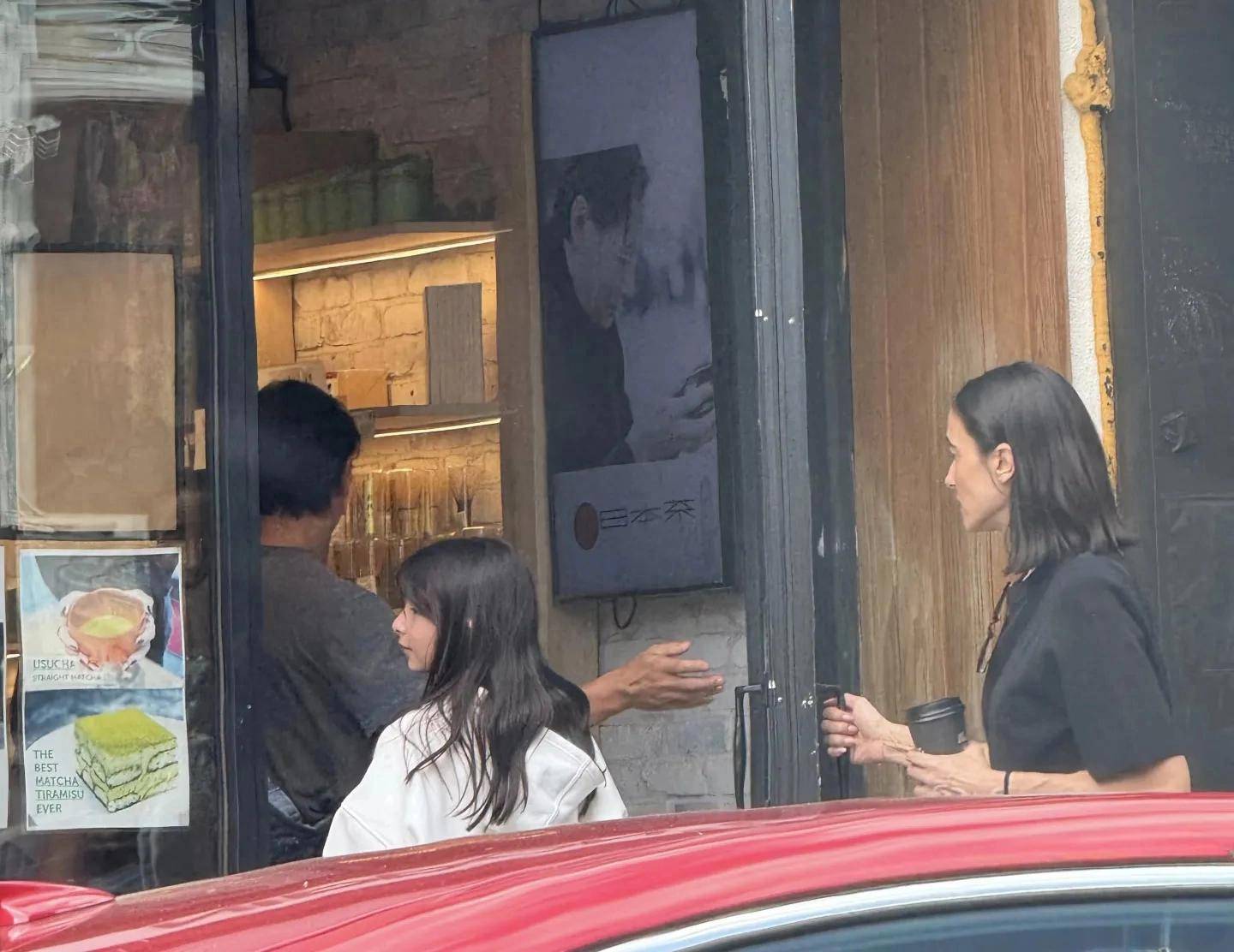 原创            吴彦祖一家在纽约逛街，12岁女儿穿衣打扮时尚，遗传了妈妈的长腿