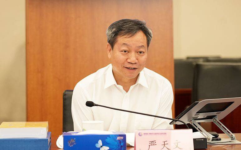 严天文，已赴任湖北