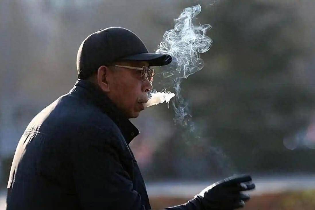 医生坦言：男性若戒掉吸烟，用不了半年时间，身体或有这4个变化