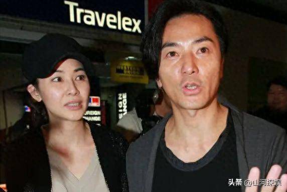 原创            郑伊健现身美国中餐店，万年不变的发型，老婆蒙嘉慧陪他，很幸福