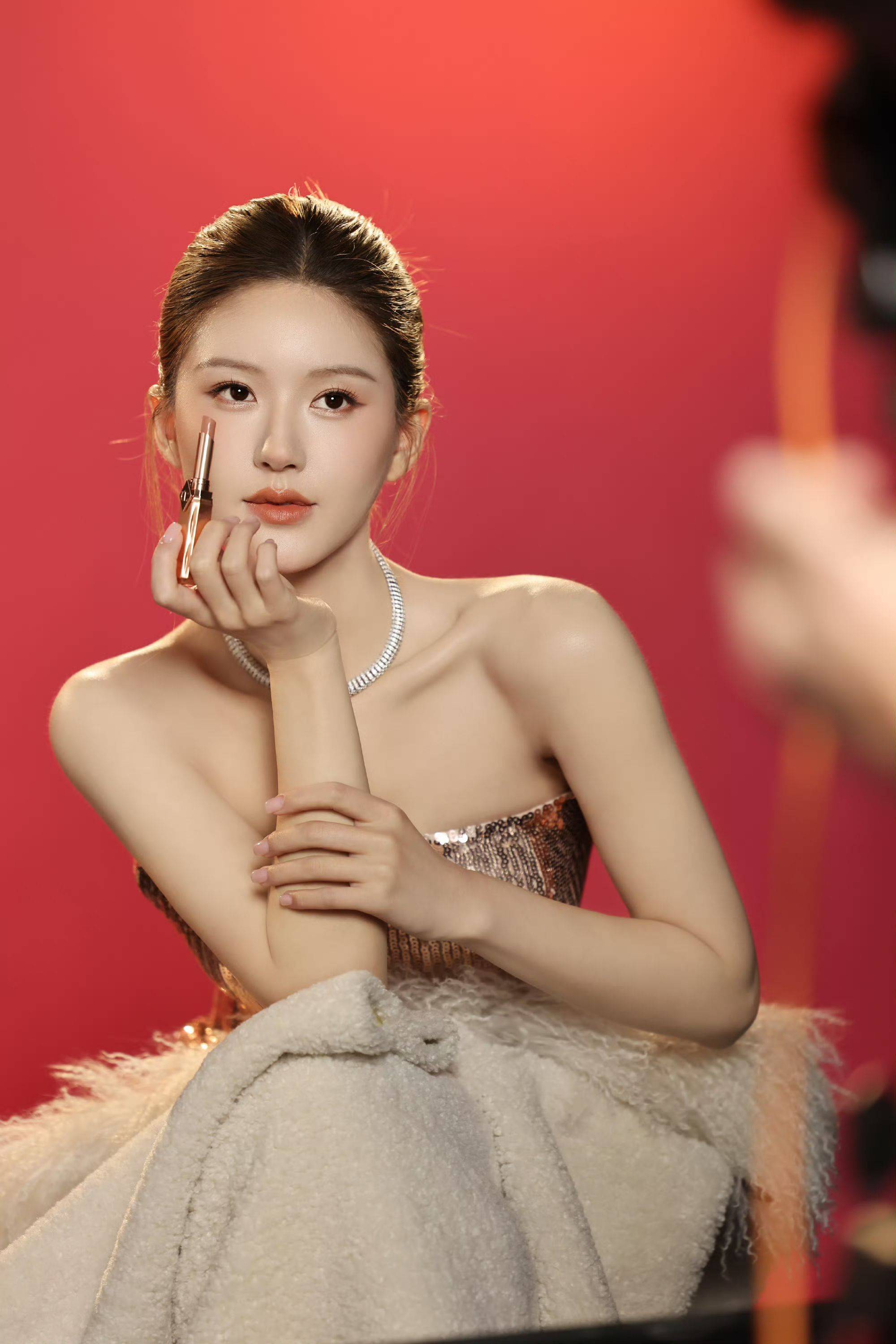 女星赵露思魅力造型写真：女神气质满满！