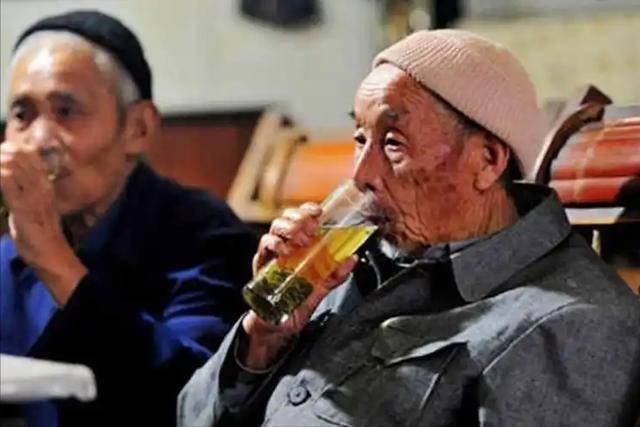 骨质疏松一口茶都不能喝？医生告诫：若多喝一次，或出现3个风险