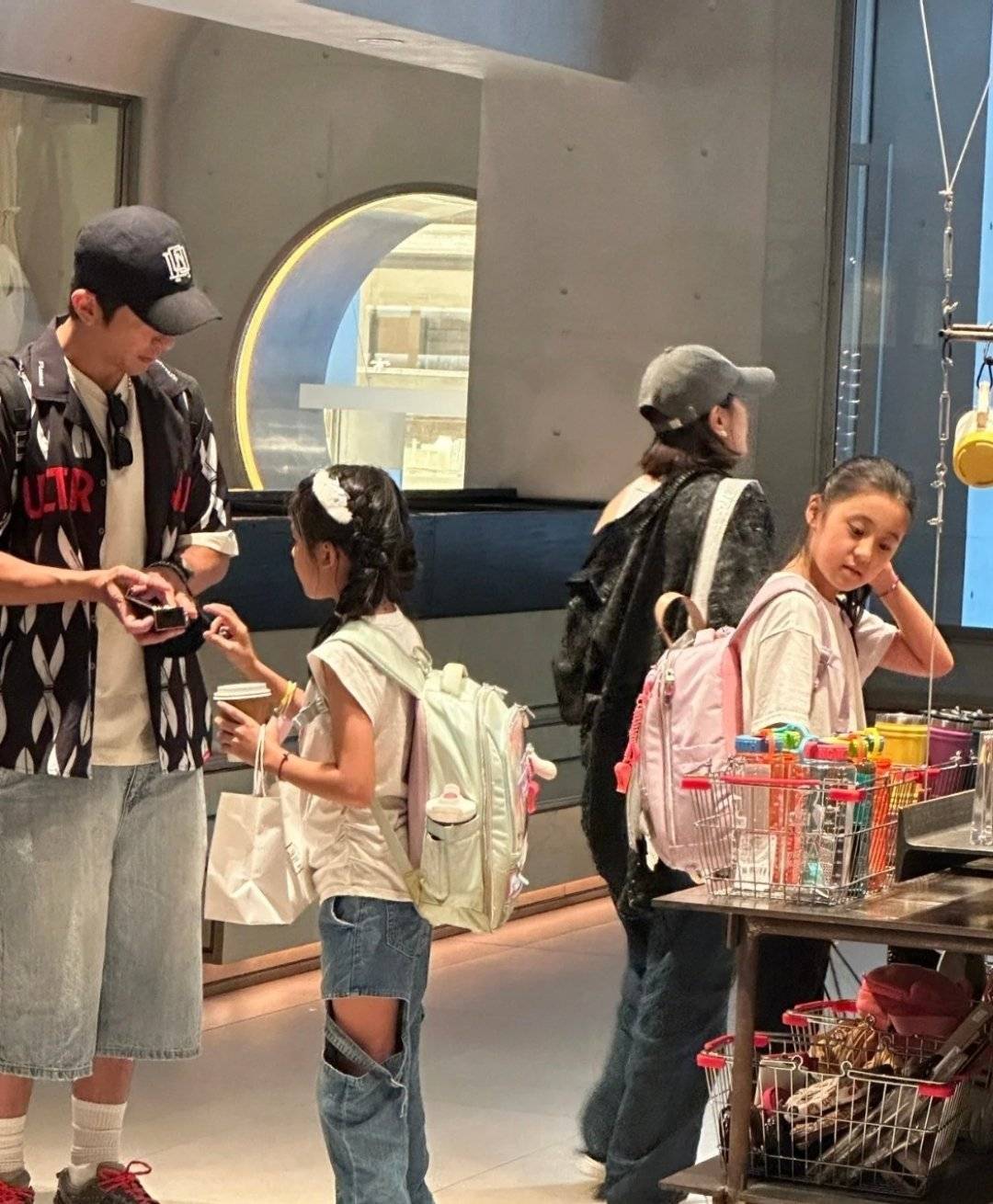 贾静雯修杰楷一家四口去成都旅游 8岁波妞穿破洞裤好会打扮