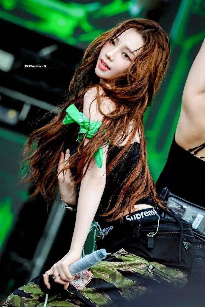 韩国知名女团爱豆“水弹音乐节”对嘴唱，网友：不是偷懒是环境所迫