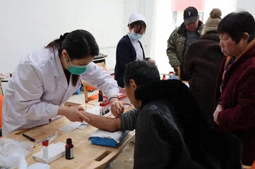 高血脂的“祸首”找到了！医生提醒：这4样食物，能不吃就不吃！