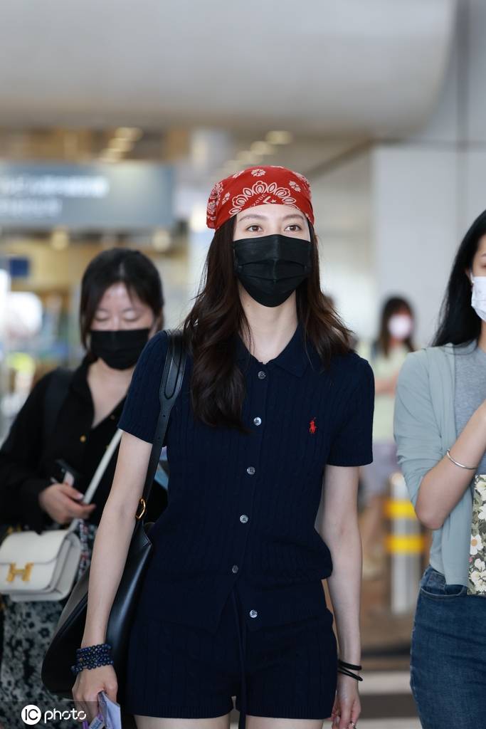 宋妍霏现身北京机场 黑色针织上衣搭配头巾个性时尚