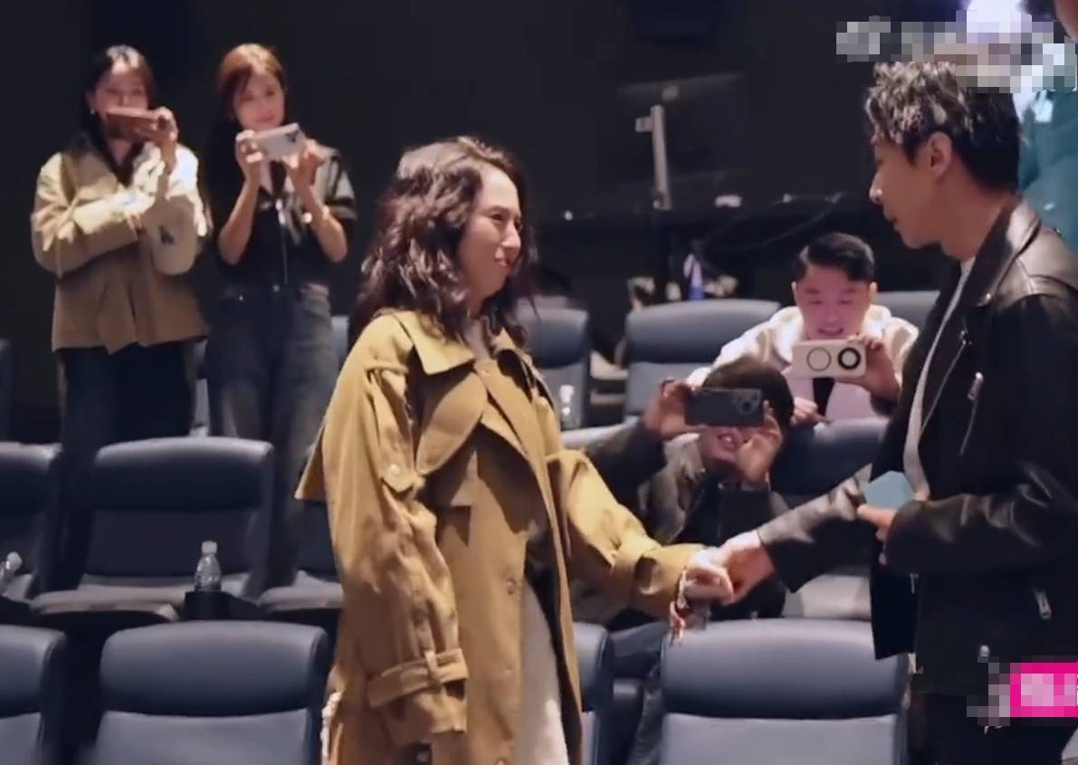 张维伊向董璇求婚现场画面曝光！二人感动落泪大胆亲吻