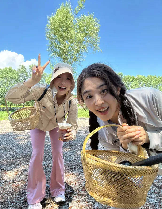 王菊晒与张含韵采蘑菇合照 两人搞怪合影关系超好