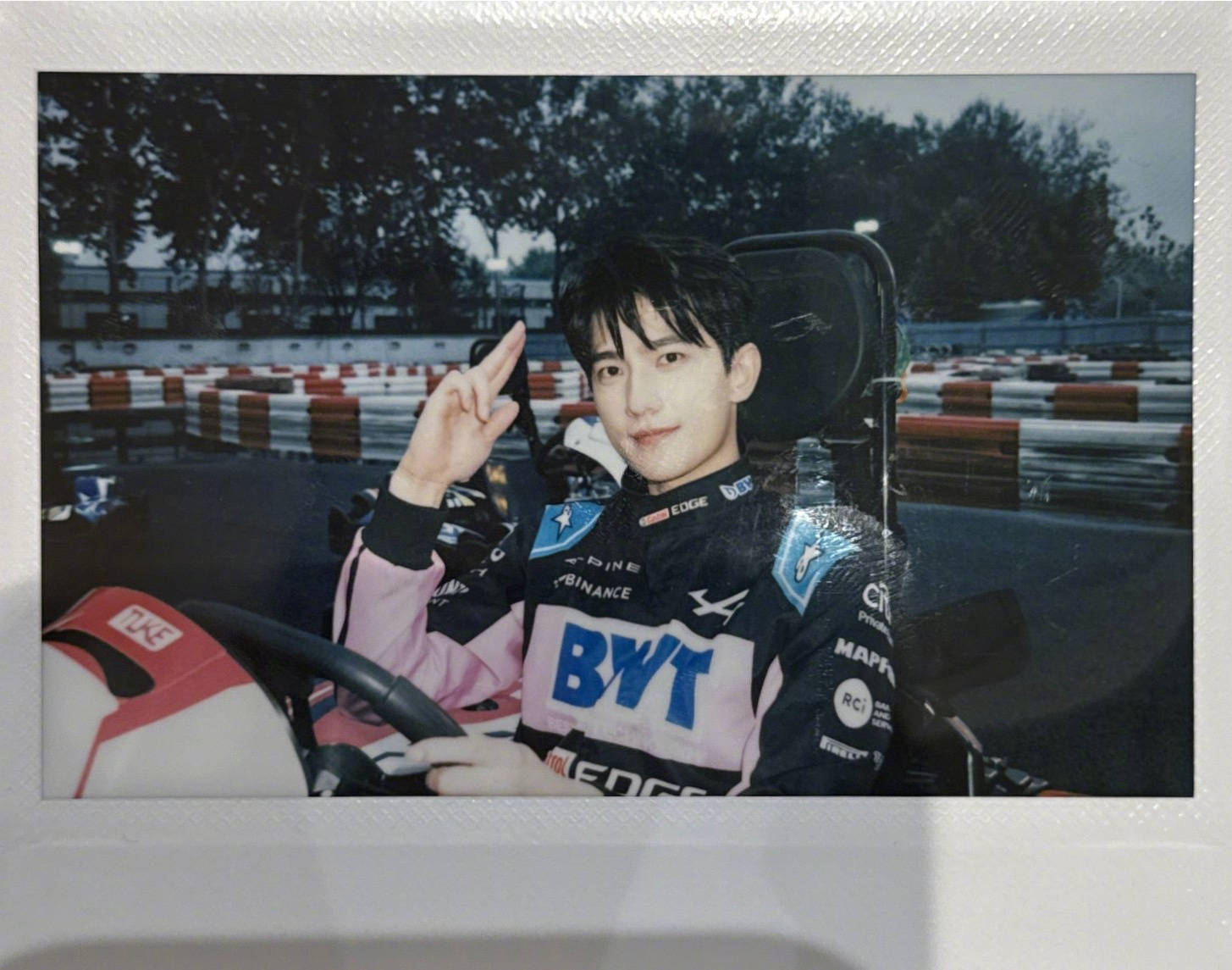 杨洋晒赛车场帅气拍立得 穿赛车服挺拔有型