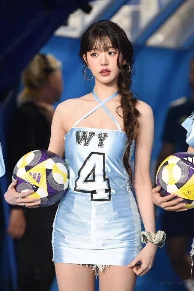 张元英天蓝色吊带紧身短裙亮相，“完美仪态”完成开球