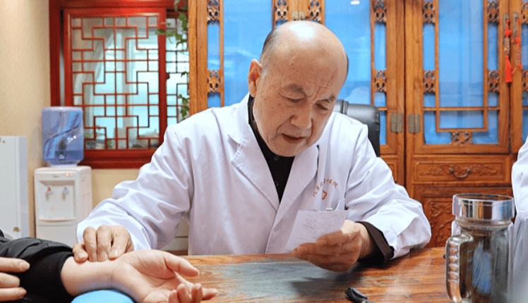 从甲亢患者到国医传承，北京融科甲状腺翟章锁的平衡护甲之路