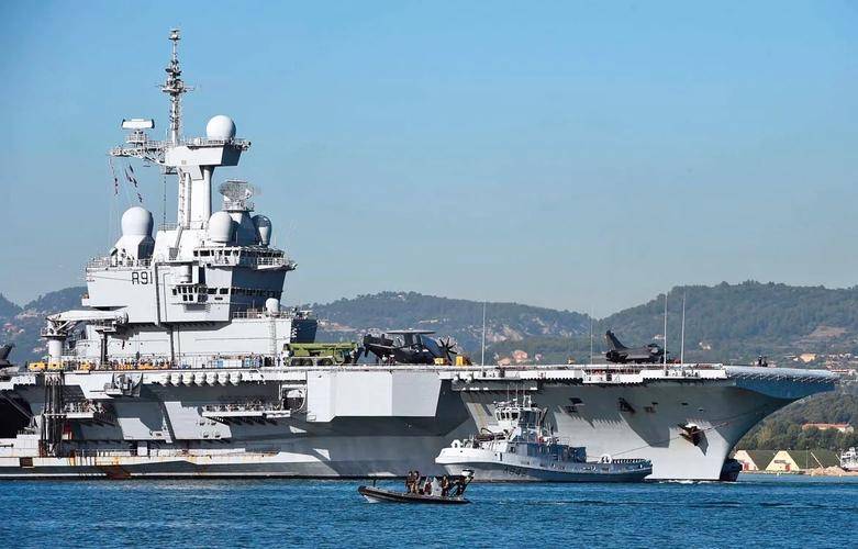 原创            停靠琉球遭拒，苏35飞过甲板，中俄日皆不留情，法国航母自讨烦恼