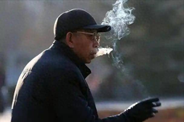 上了年纪要戒烟吗？医生忠告：过了60岁，日常吸烟牢记“3不吸”