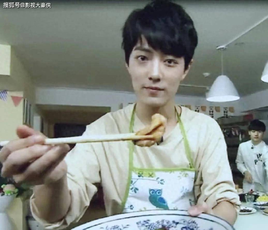 原创            肖战端盘子老照片疯传！这股较真劲儿，普通人真扛不住？