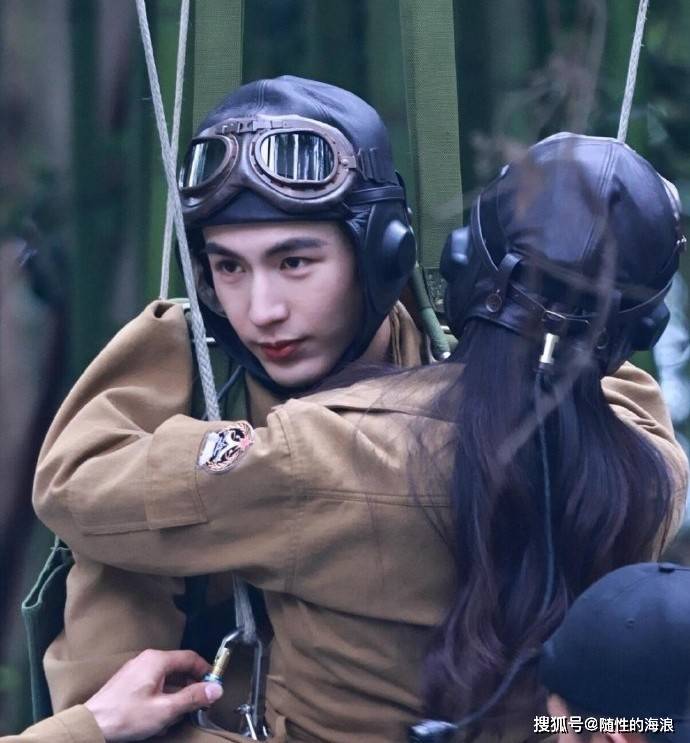 原创            张凌赫王楚然《这一秒过火》跳伞路透！相拥氛围感拉满，民国虐恋引期待