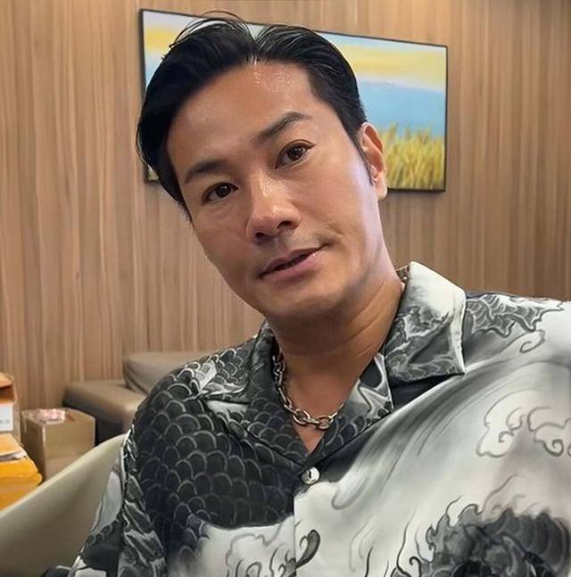 好惨！香港知名男星遭陌生人乱刀砍伤，缝百针后首揭"点错相"悲剧